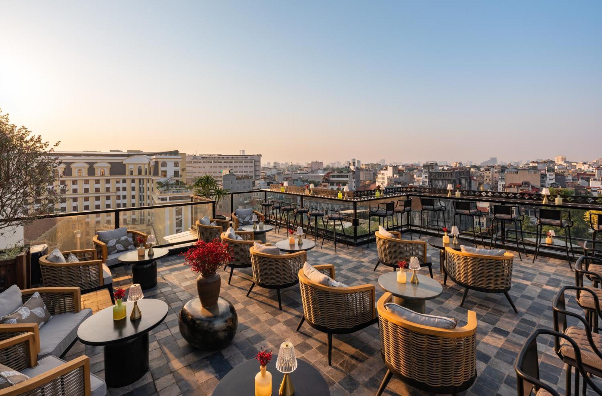 Grand Hotel Du Lac ฮานอย ภายนอก รูปภาพ Rooftop bar at the hotel