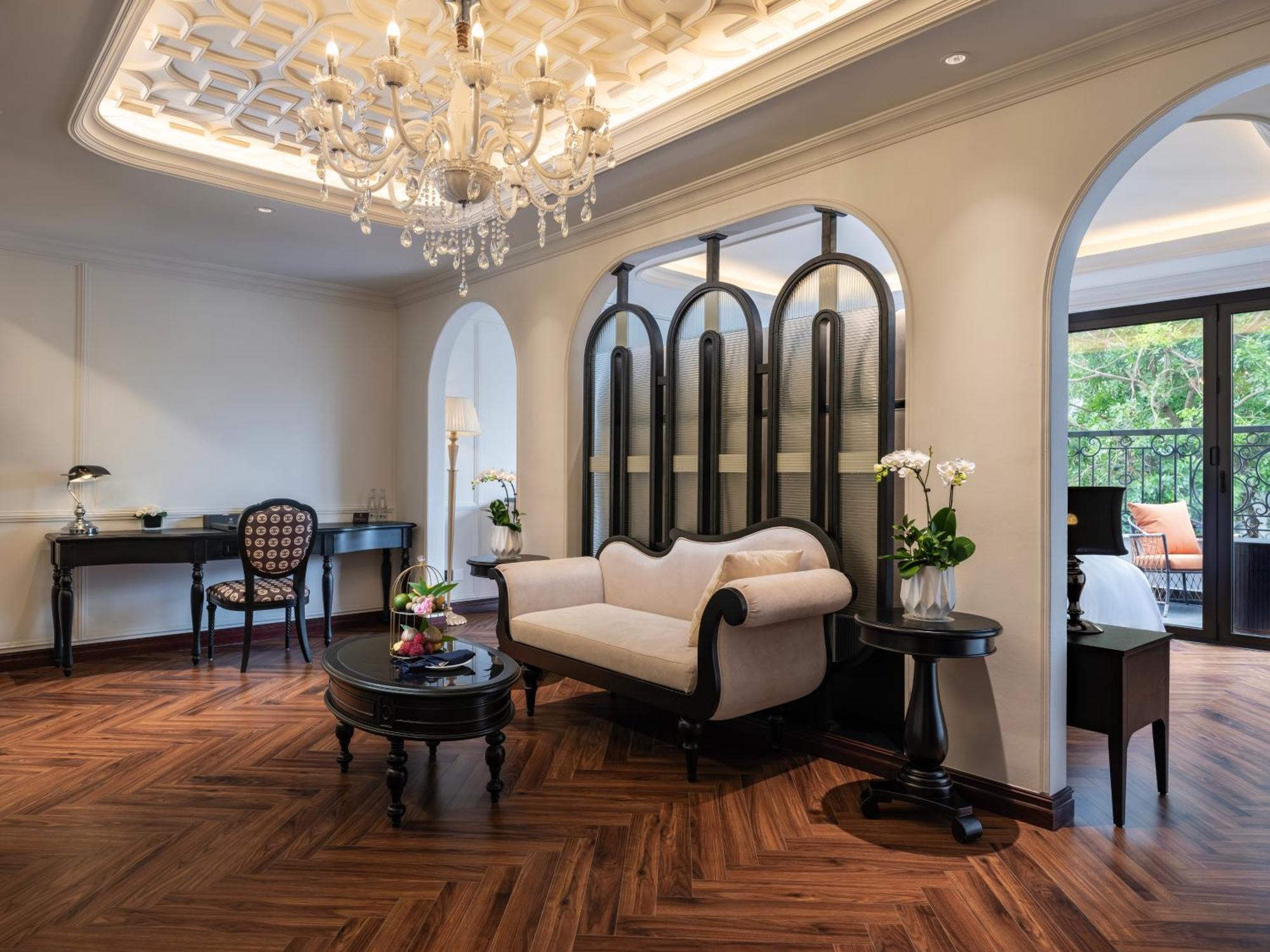 Grand Hotel Du Lac ฮานอย ภายนอก รูปภาพ The living room of a suite at the Mandarin Oriental, Bangkok