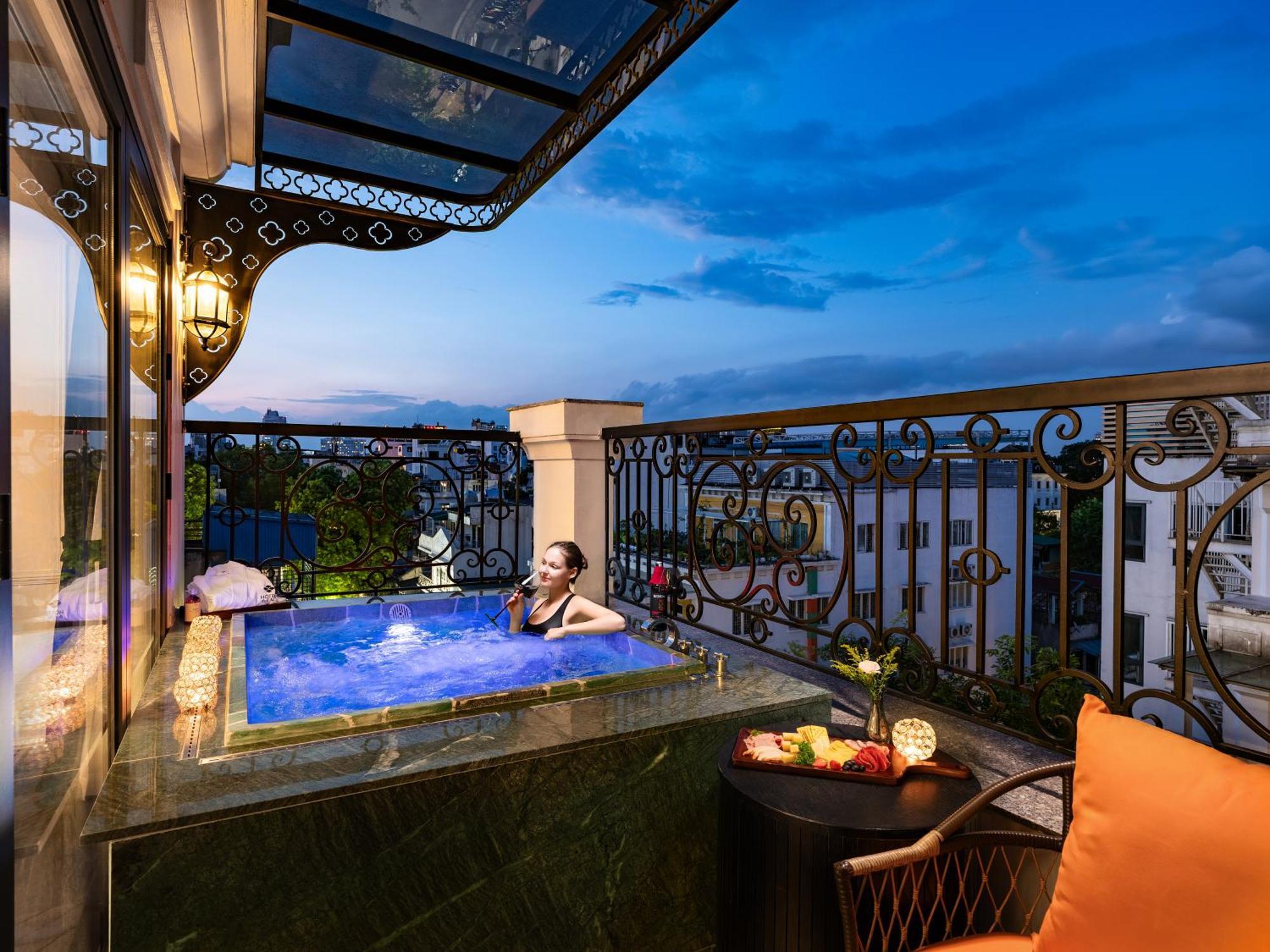 Grand Hotel Du Lac ฮานอย ภายนอก รูปภาพ The hotel's rooftop pool