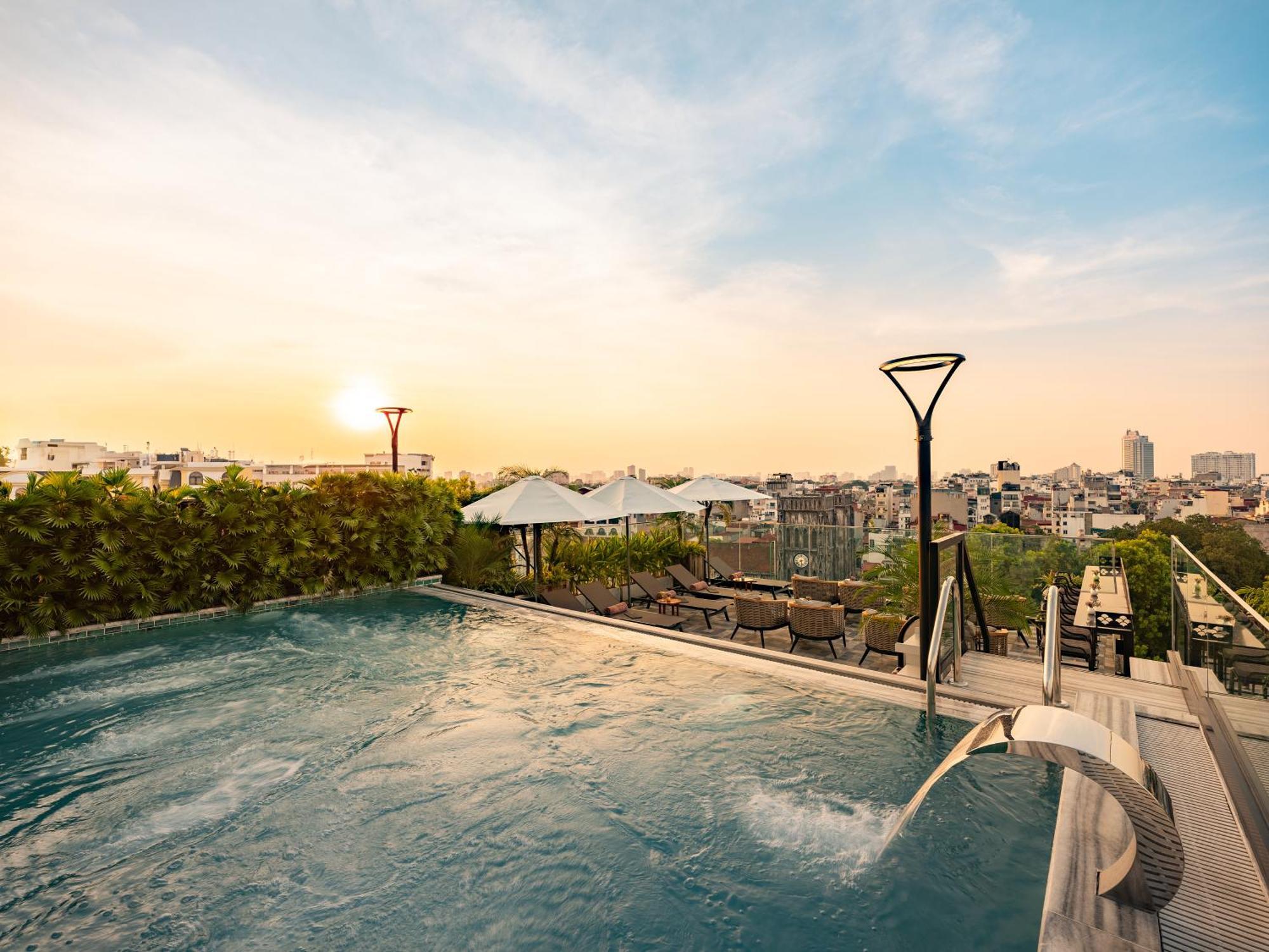 Grand Hotel Du Lac ฮานอย ภายนอก รูปภาพ Rooftop pool at the hotel
